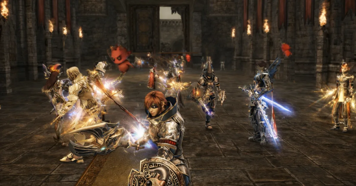 un grupo de personajes armados luchando en un pasillo de piedra iluminado por antorchas, con armas brillando y pequeñas